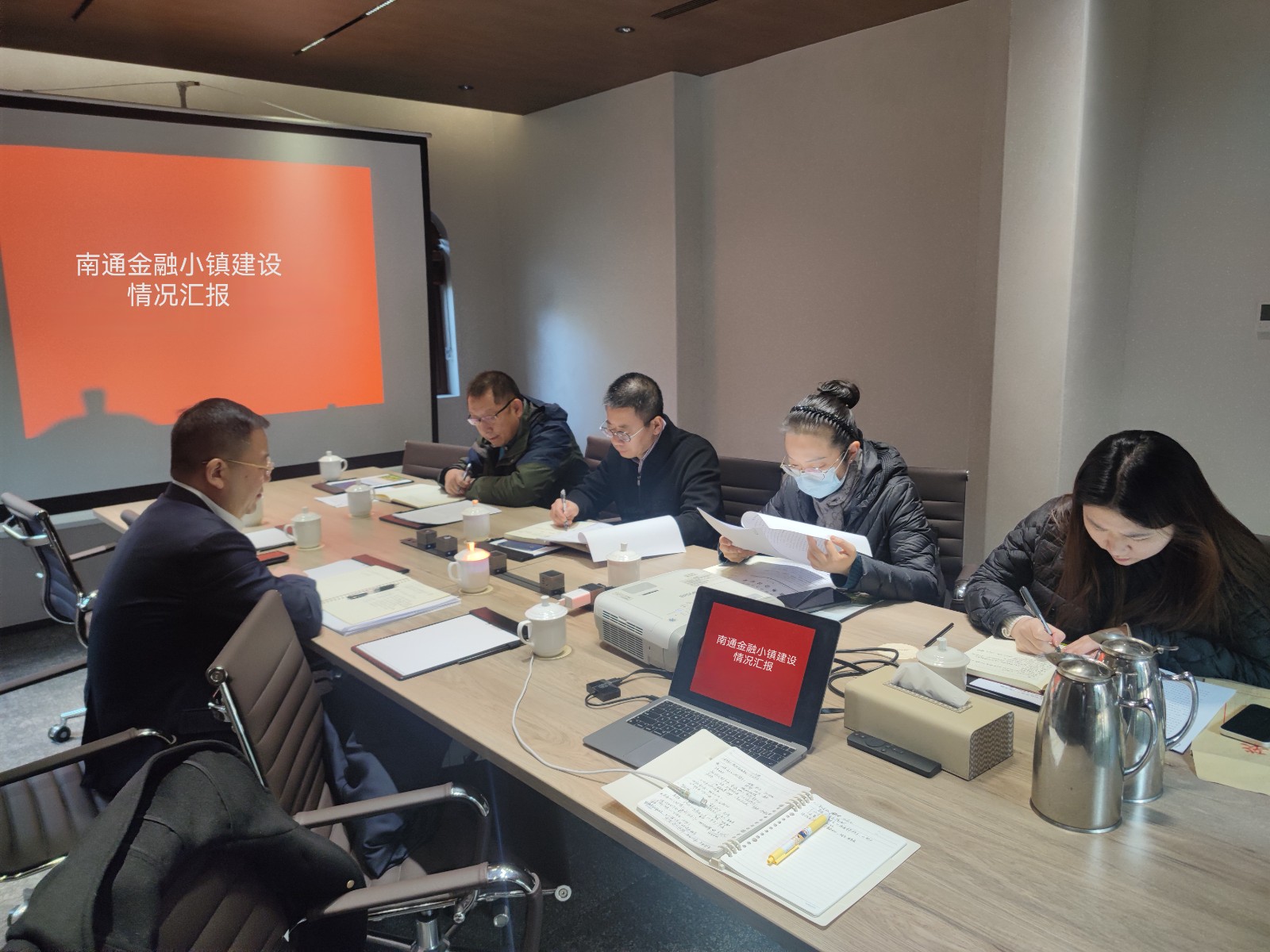 沙飞副局长带队赴金融小镇调研.jpg